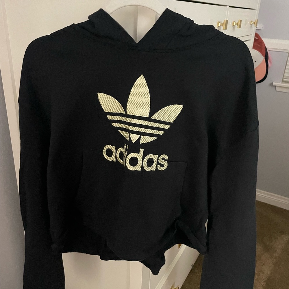 Adidas semi cropped hoodie! Pretty thick and super comfy to throw on whenever!